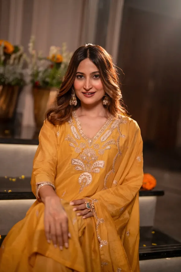 Women_Ethnic_Motifs_Embroidered_Regular_Thread_Work_Chanderi_Silk_Kurta_with_Trousers_&_With_Dupatta