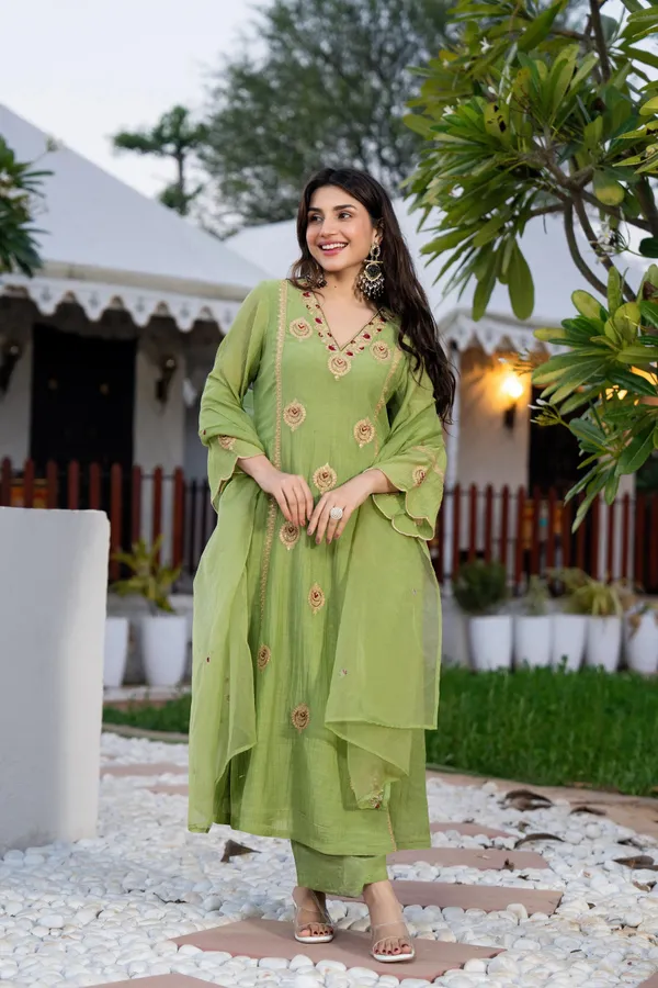 Women_Ethnic_Motifs_Embroidered_Regular_Thread_Work_Chanderi_Silk_Kurta_with_Trousers_&_With