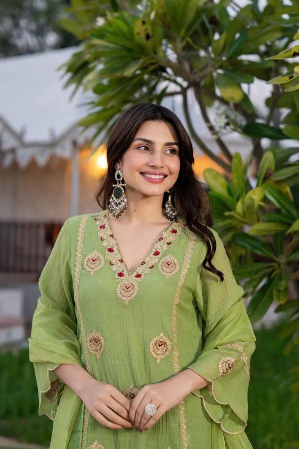 Women_Ethnic_Motifs_Embroidered_Regular_Thread_Work_Chanderi_Silk_Kurta_with_Trousers_&_With
