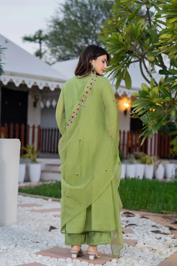 Women_Ethnic_Motifs_Embroidered_Regular_Thread_Work_Chanderi_Silk_Kurta_with_Trousers_&_With