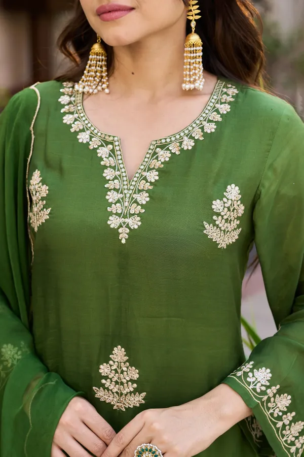 Women_Ethnic_Motifs_Embroidered_Regular_Thread_Work_Kurta_with_Palazzos_&_With_Dupatta