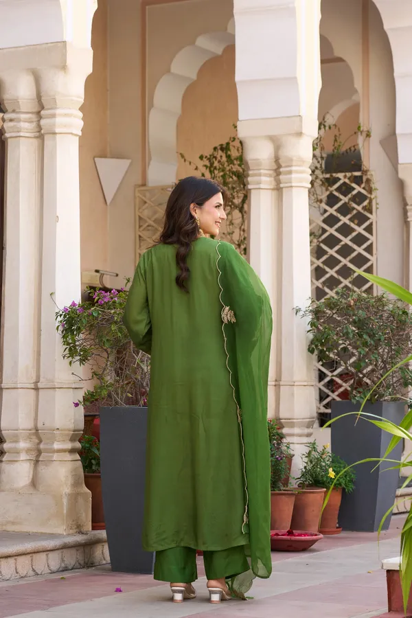 Women_Ethnic_Motifs_Embroidered_Regular_Thread_Work_Kurta_with_Palazzos_&_With_Dupatta