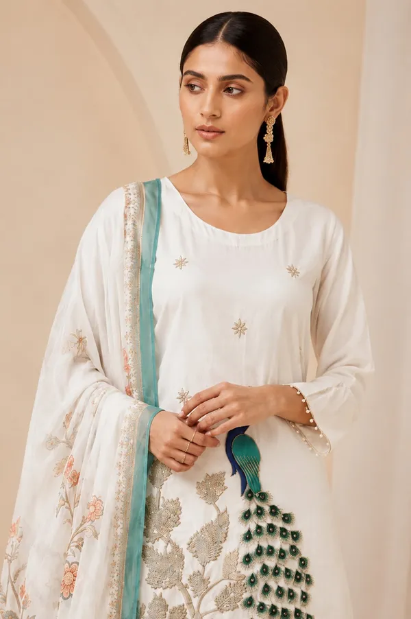 Women_Ethnic_Motifs_Embroidered_Regular_Thread_Work_Kurta_with_Palazzos_&_With_Dupatta