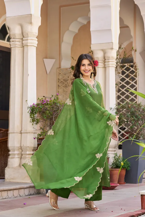 Women_Ethnic_Motifs_Embroidered_Regular_Thread_Work_Kurta_with_Palazzos_&_With_Dupatta