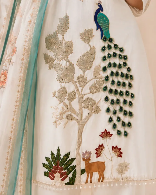 Women_Ethnic_Motifs_Embroidered_Regular_Thread_Work_Kurta_with_Palazzos_&_With_Dupatta