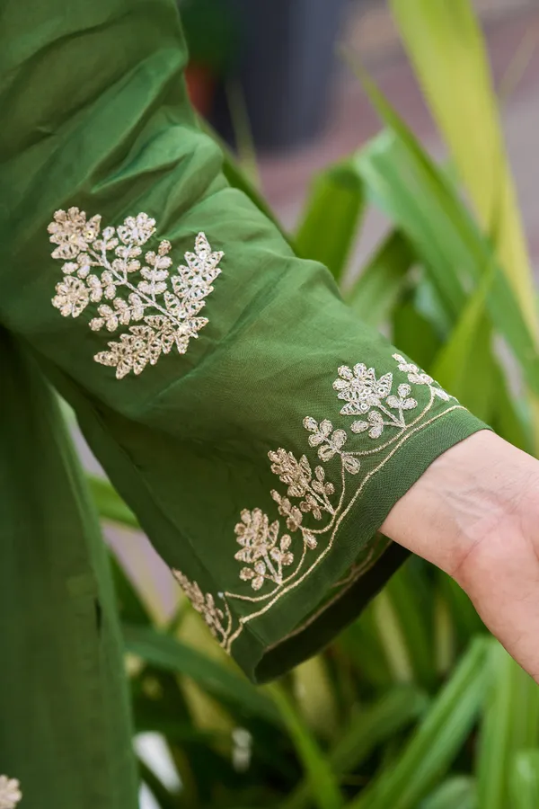 Women_Ethnic_Motifs_Embroidered_Regular_Thread_Work_Kurta_with_Palazzos_&_With_Dupatta