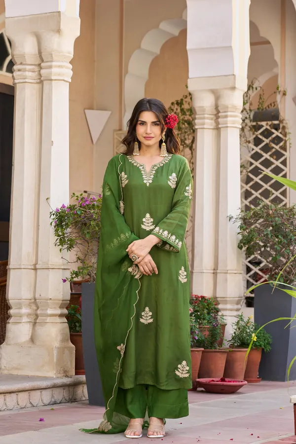 Women_Ethnic_Motifs_Embroidered_Regular_Thread_Work_Kurta_with_Palazzos_&_With_Dupatta