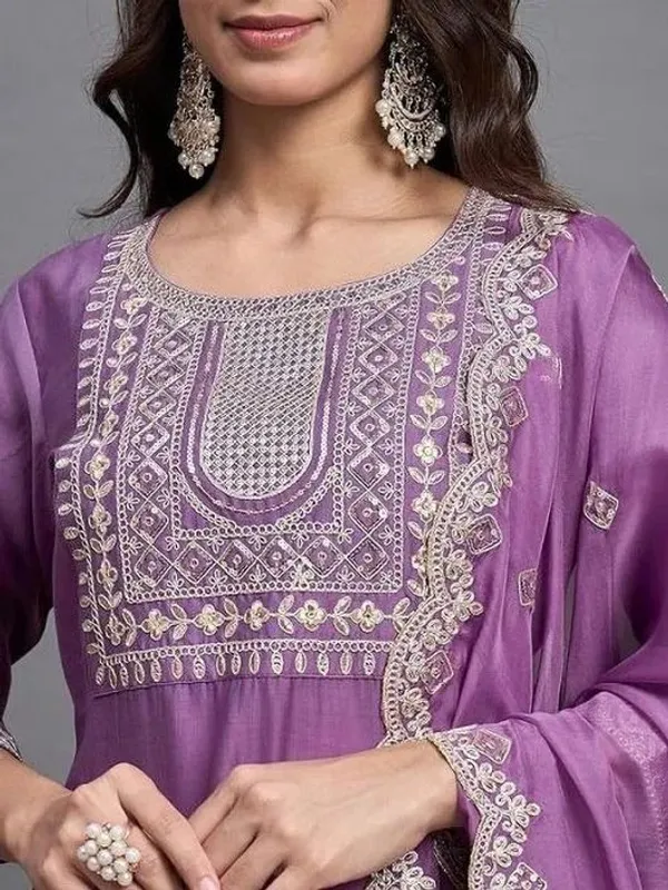 Women_Ethnic_Motifs_Embroidered_Regular_Thread_Work_Kurta_with_Trousers_&_With_Dupatta