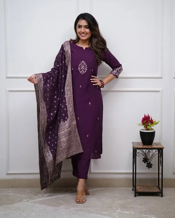 Women_Ethnic_Motifs_Embroidered_Regular_Thread_Work_Kurta_with_Trousers_&_With_Dupatta