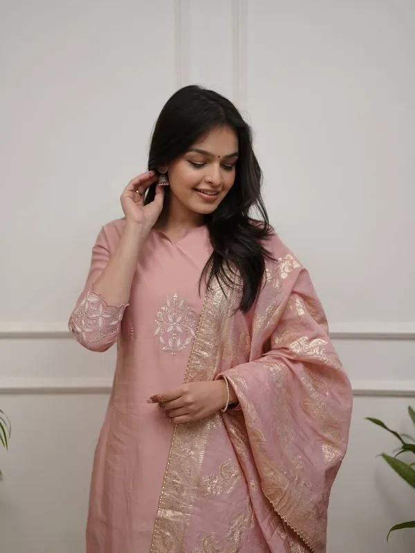 Women_Ethnic_Motifs_Embroidered_Regular_Thread_Work_Kurta_with_Trousers_&_With_Dupatta