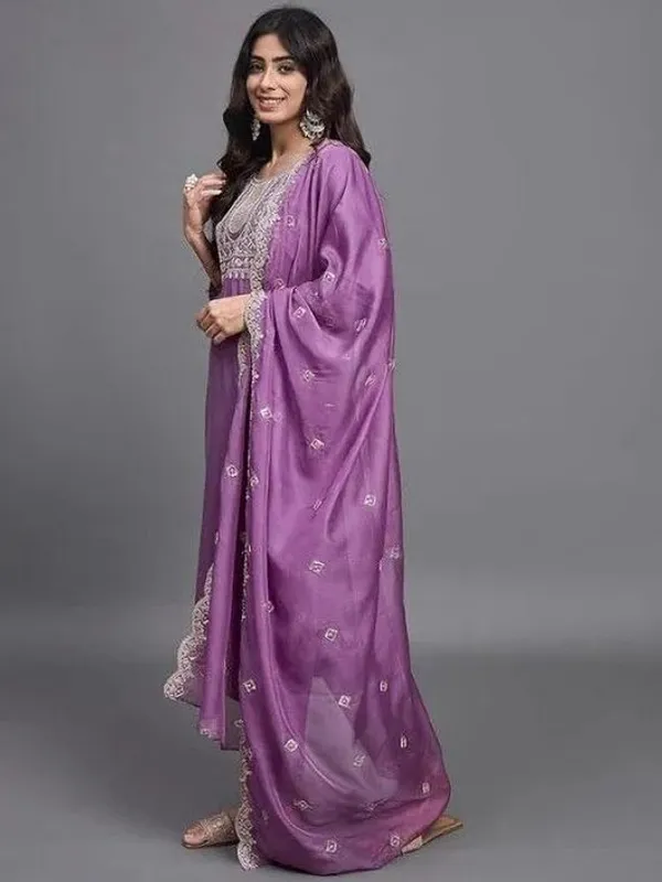 Women_Ethnic_Motifs_Embroidered_Regular_Thread_Work_Kurta_with_Trousers_&_With_Dupatta