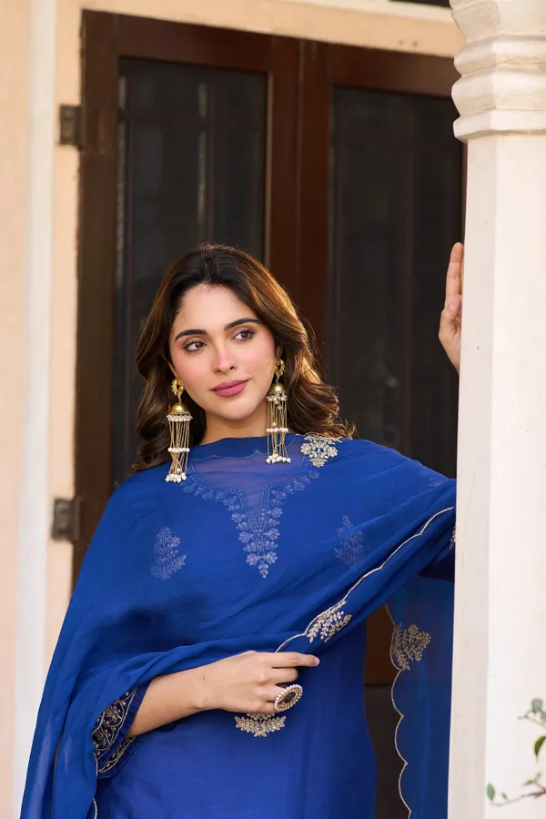Women_Ethnic_Motifs_Embroidered_Regular_Thread_Work_Kurta_with_Trousers_&_With_Dupatta