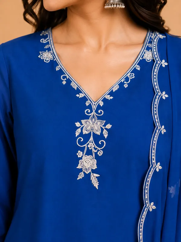 Women_Ethnic_Motifs_Embroidered_Regular_Thread_Work_Kurta_with_Trousers_&_With_Dupatta