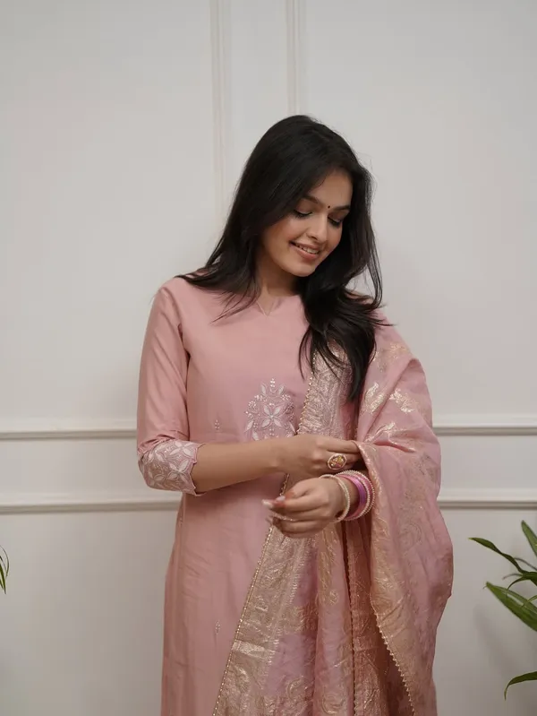 Women_Ethnic_Motifs_Embroidered_Regular_Thread_Work_Kurta_with_Trousers_&_With_Dupatta