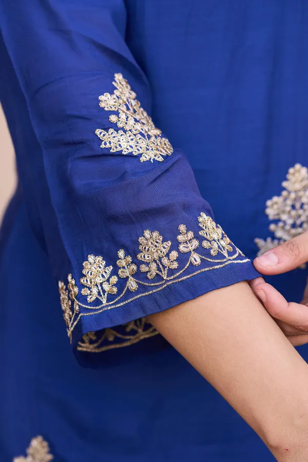 Women_Ethnic_Motifs_Embroidered_Regular_Thread_Work_Kurta_with_Trousers_&_With_Dupatta