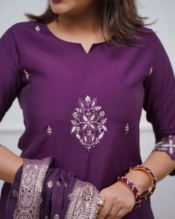 Women_Ethnic_Motifs_Embroidered_Regular_Thread_Work_Kurta_with_Trousers_&_With_Dupatta