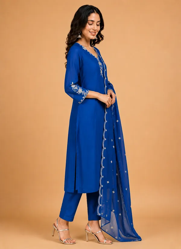 Women_Ethnic_Motifs_Embroidered_Regular_Thread_Work_Kurta_with_Trousers_&_With_Dupatta