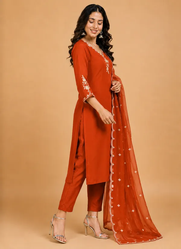 Women_Ethnic_Motifs_Embroidered_Regular_Thread_Work_Kurta_with_Trousers_&_With_Dupatta