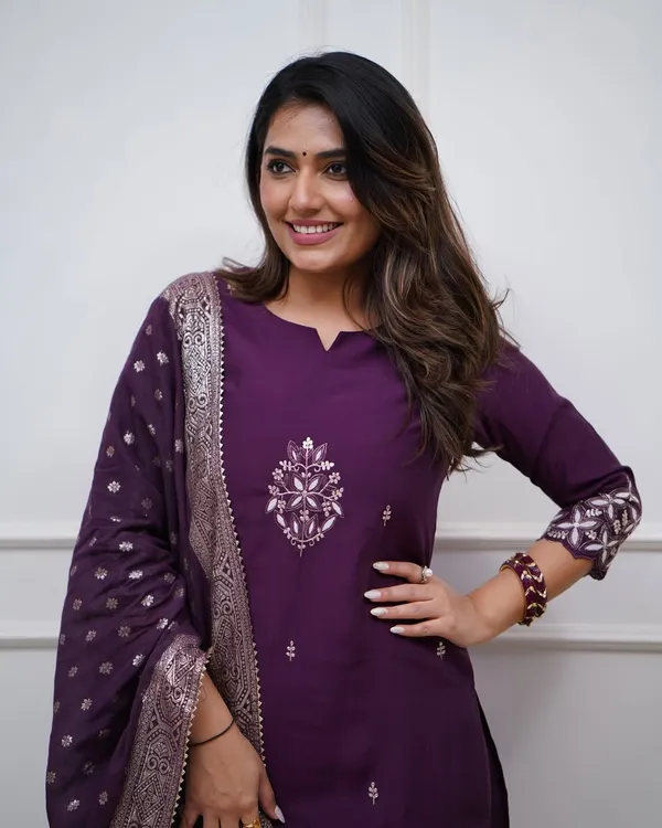 Women_Ethnic_Motifs_Embroidered_Regular_Thread_Work_Kurta_with_Trousers_&_With_Dupatta
