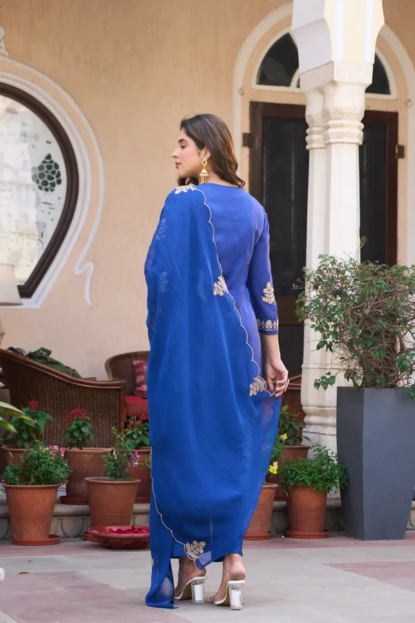 Women_Ethnic_Motifs_Embroidered_Regular_Thread_Work_Kurta_with_Trousers_&_With_Dupatta