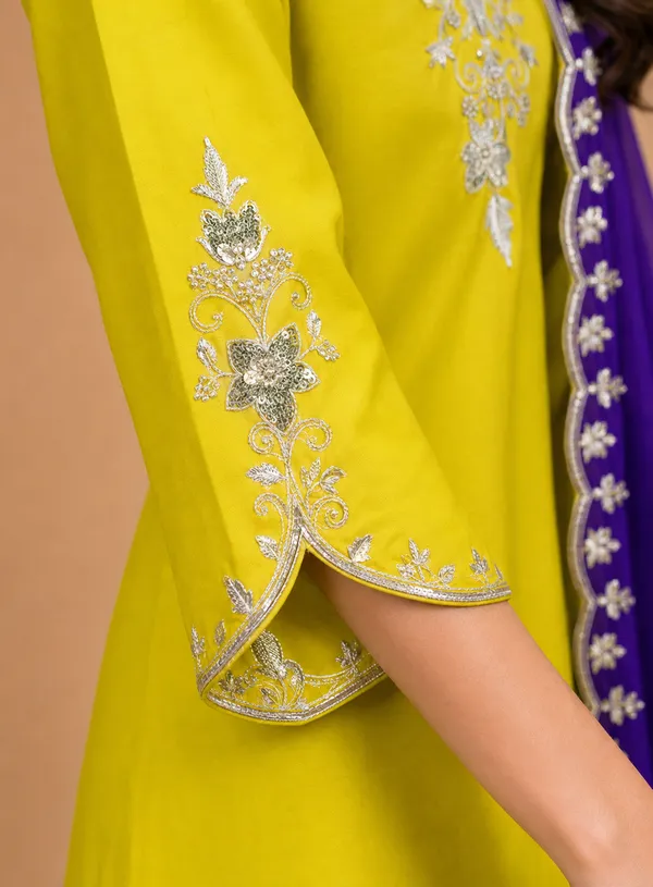 Women_Ethnic_Motifs_Embroidered_Regular_Thread_Work_Kurta_with_Trousers_&_With_Dupatta