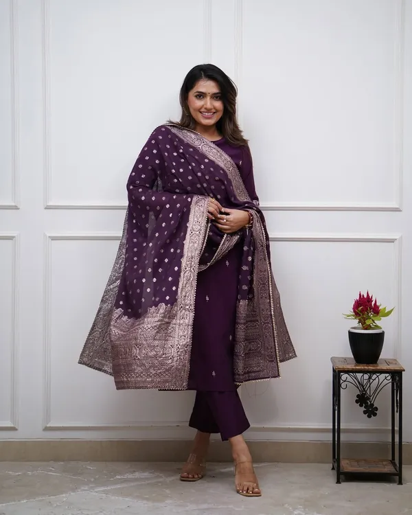 Women_Ethnic_Motifs_Embroidered_Regular_Thread_Work_Kurta_with_Trousers_&_With_Dupatta