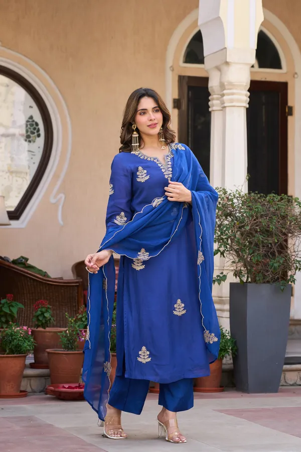 Women_Ethnic_Motifs_Embroidered_Regular_Thread_Work_Kurta_with_Trousers_&_With_Dupatta