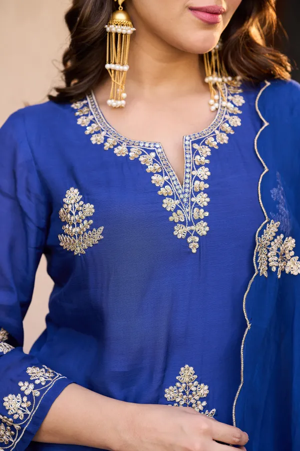 Women_Ethnic_Motifs_Embroidered_Regular_Thread_Work_Kurta_with_Trousers_&_With_Dupatta