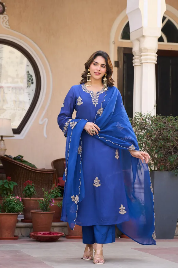 Women_Ethnic_Motifs_Embroidered_Regular_Thread_Work_Kurta_with_Trousers_&_With_Dupatta