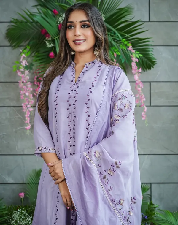 Women_Ethnic_Motifs_Embroidered_Regular_Thread_Work_Pure_Cotton_Kurta_with_Palazzos_&_With_Dupatta