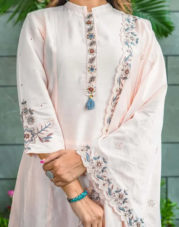 Women_Ethnic_Motifs_Embroidered_Regular_Thread_Work_Pure_Cotton_Kurta_with_Trousers_&_With