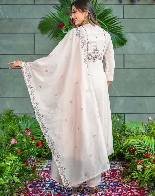 Women_Ethnic_Motifs_Embroidered_Regular_Thread_Work_Pure_Cotton_Kurta_with_Trousers_&_With