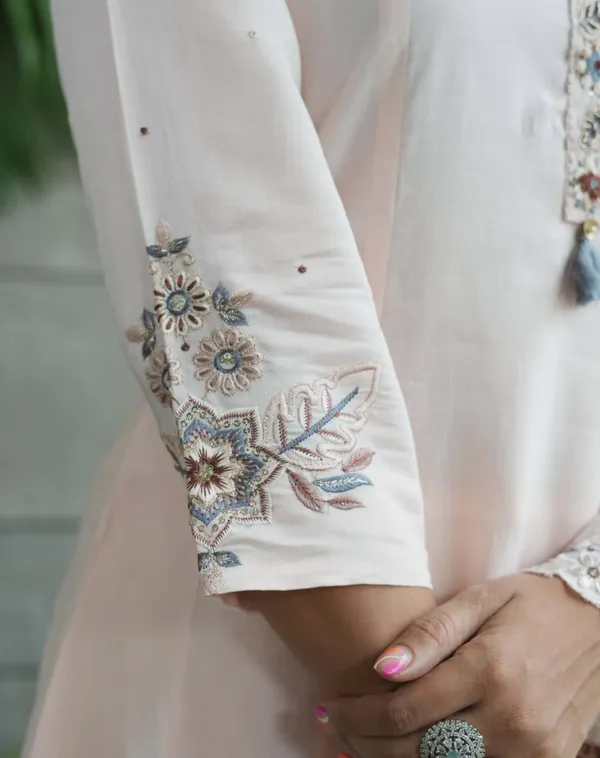 Women_Ethnic_Motifs_Embroidered_Regular_Thread_Work_Pure_Cotton_Kurta_with_Trousers_&_With