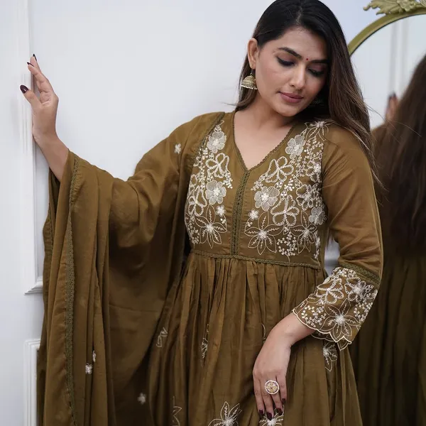 Women_Floral_Embroidered_Panelled_Thread_Work_Kurta_with_Trousers_&_With_Dupatta