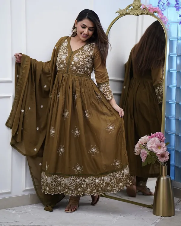 Women_Floral_Embroidered_Panelled_Thread_Work_Kurta_with_Trousers_&_With_Dupatta