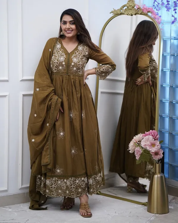 Women_Floral_Embroidered_Panelled_Thread_Work_Kurta_with_Trousers_&_With_Dupatta