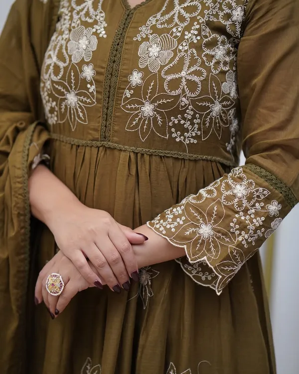 Women_Floral_Embroidered_Panelled_Thread_Work_Kurta_with_Trousers_&_With_Dupatta