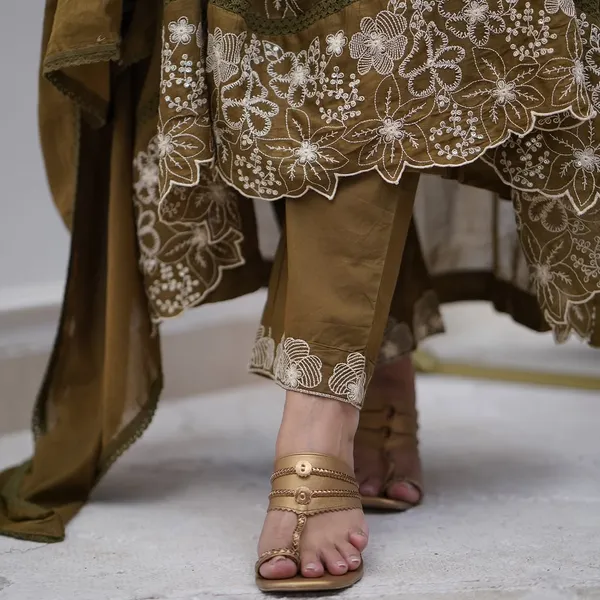 Women_Floral_Embroidered_Panelled_Thread_Work_Kurta_with_Trousers_&_With_Dupatta