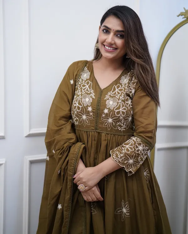 Women_Floral_Embroidered_Panelled_Thread_Work_Kurta_with_Trousers_&_With_Dupatta