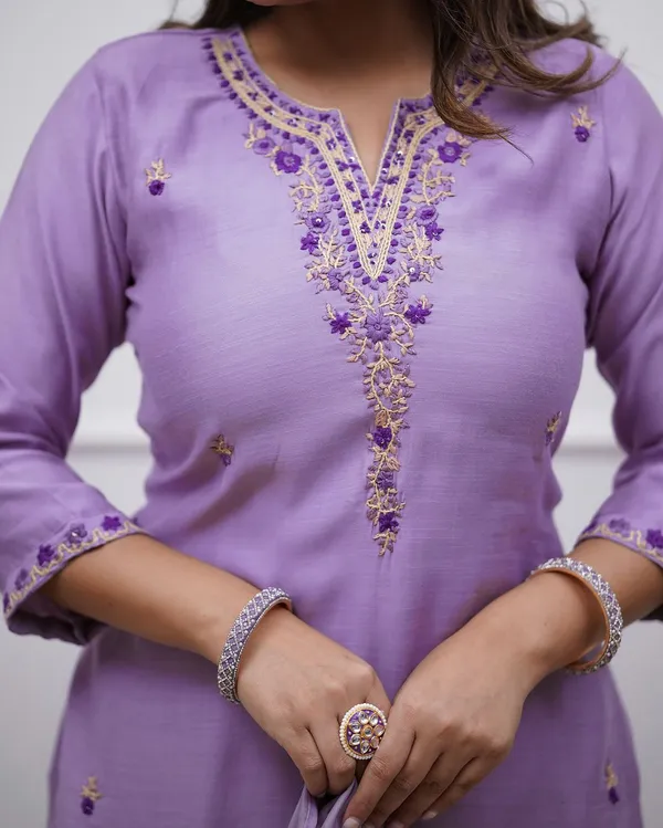 Women_Floral_Embroidered_Regular_Thread_Work_Kurta_with_Churidar_&_With_Dupatta