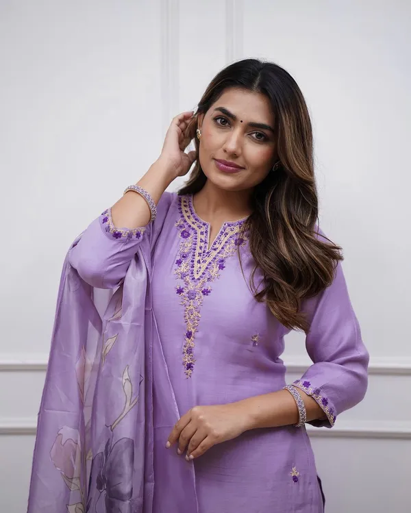 Women_Floral_Embroidered_Regular_Thread_Work_Kurta_with_Churidar_&_With_Dupatta