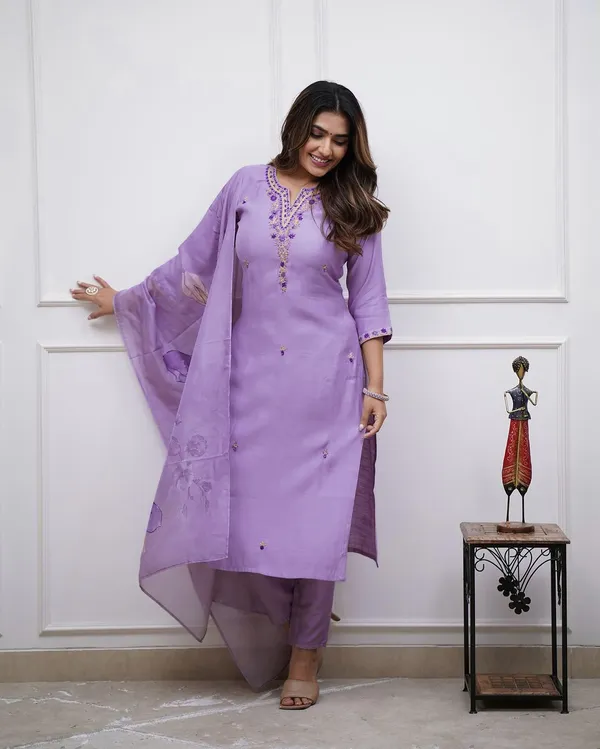 Women_Floral_Embroidered_Regular_Thread_Work_Kurta_with_Churidar_&_With_Dupatta