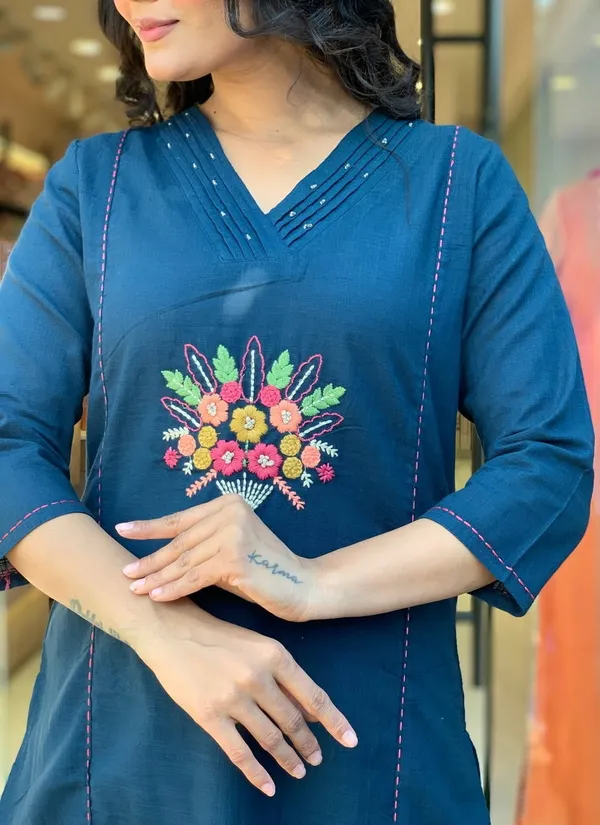 Women_Floral_Embroidered_Regular_Thread_Work_Kurta_with_Trousers_&_With_Dupatta