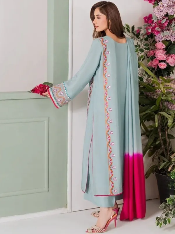 Women_Ethnic_Motifs_Embroidered_Regular_Thread_Work_Silk_Crepe_Kurta_With_Trousers_With_Dupatta