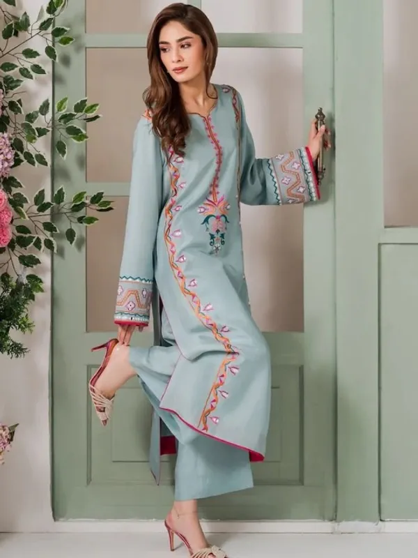 Women_Ethnic_Motifs_Embroidered_Regular_Thread_Work_Silk_Crepe_Kurta_With_Trousers_With_Dupatta