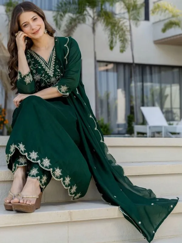 Ethnic_Motifs_Embroidered_Panelled_Thread_Work_Kurta_With_Trousers_And_Dupatta