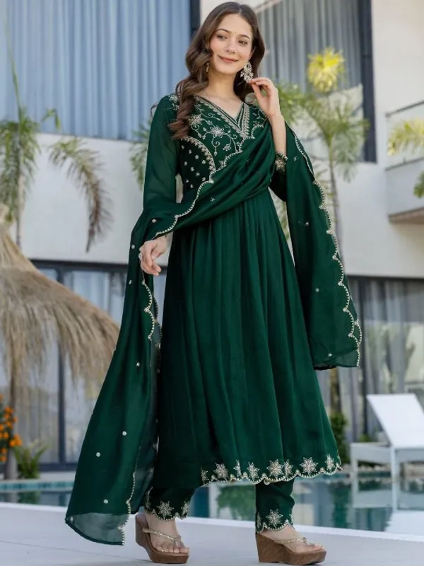 Ethnic_Motifs_Embroidered_Panelled_Thread_Work_Kurta_With_Trousers_And_Dupatta