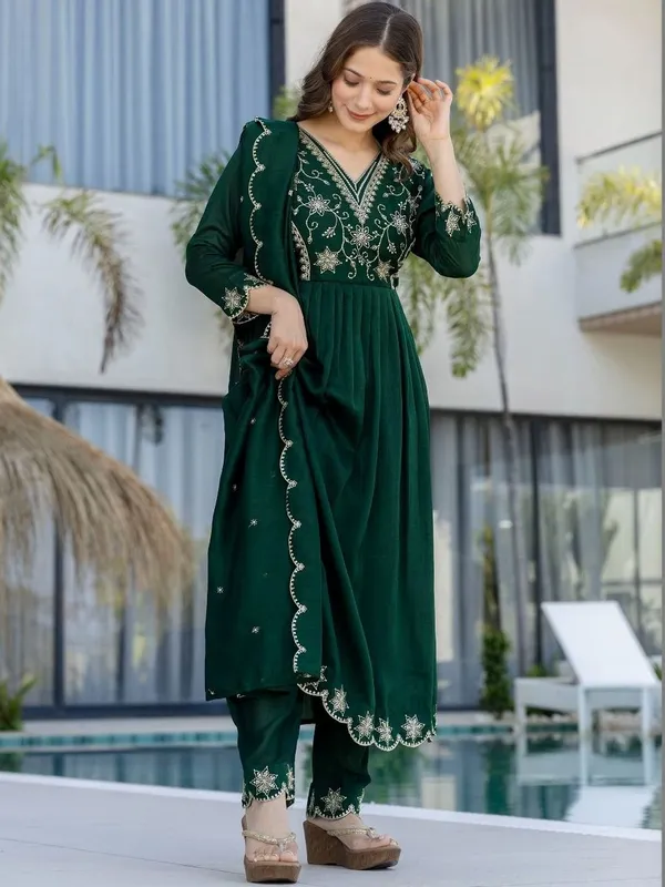 Ethnic_Motifs_Embroidered_Panelled_Thread_Work_Kurta_With_Trousers_And_Dupatta