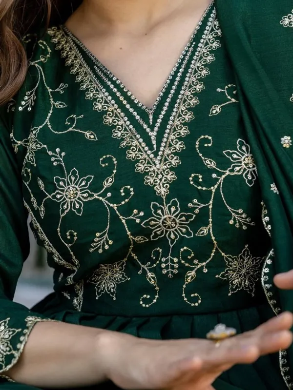 Ethnic_Motifs_Embroidered_Panelled_Thread_Work_Kurta_With_Trousers_And_Dupatta