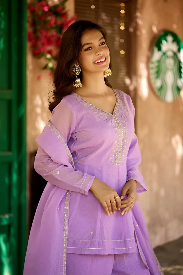 Women_Ethnic_Motifs_Embroidered_Empire_Thread_Work_Kurta_With_Sharara_With_Dupatta